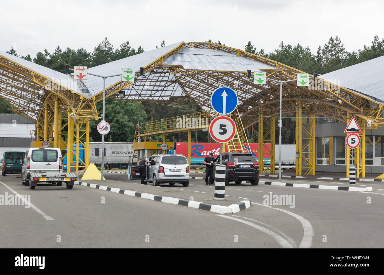 STAROWOJTOWE, Ucraina - Luglio 07, 2019: Automobili interrotto su Jagodin checkpoint della dogana di Polacco - Ucraina frontiere di stato Foto Stock