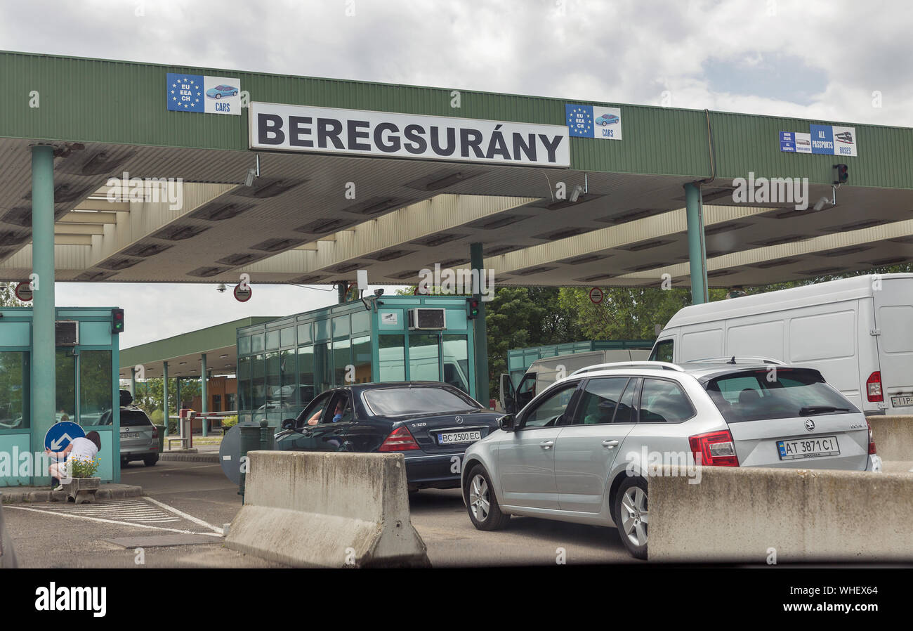 BEREGSURANY, UNGHERIA - Luglio 08, 2019: automobili si è fermato sul punto di controllo della dogana di Hungarian-Ukrainian confine di stato tra Beregsurany, Ungheria e Berehove Foto Stock