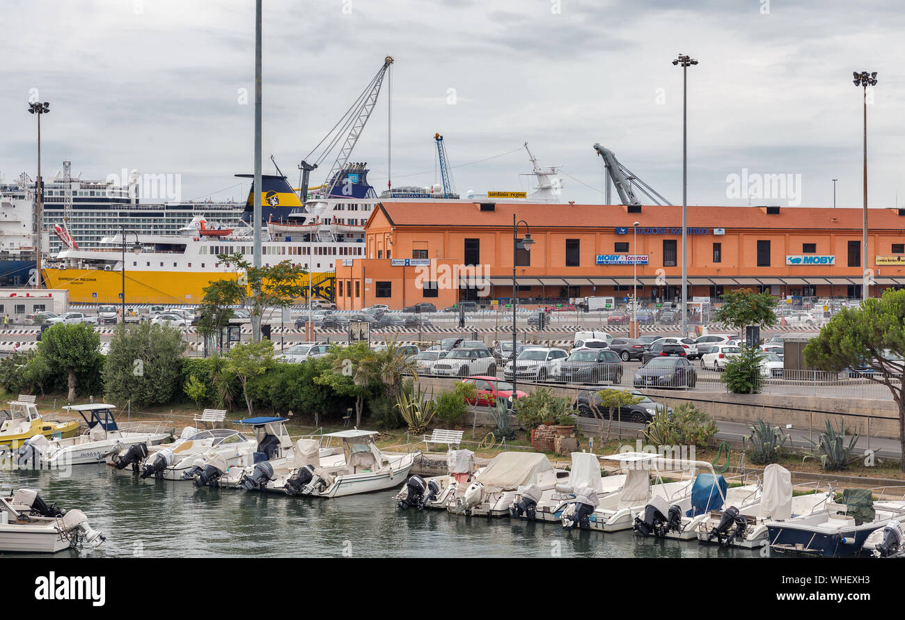 LIVORNO, Italia - Luglio 11, 2019: Moby Ferry Terminal in porto. Moby Lines è una spedizione italiana società che gestisce i traghetti e cruiseferries tra Foto Stock