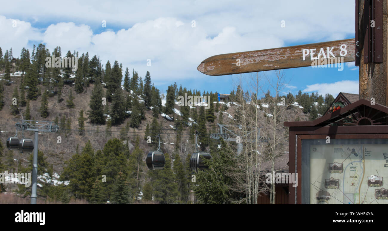 Il picco 8 ski lift segno con gondole in background Foto Stock
