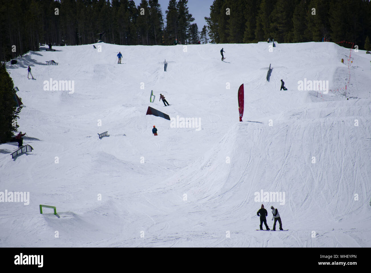 Sciatore fare trucchi al parco del terreno Vail Colorado Foto Stock