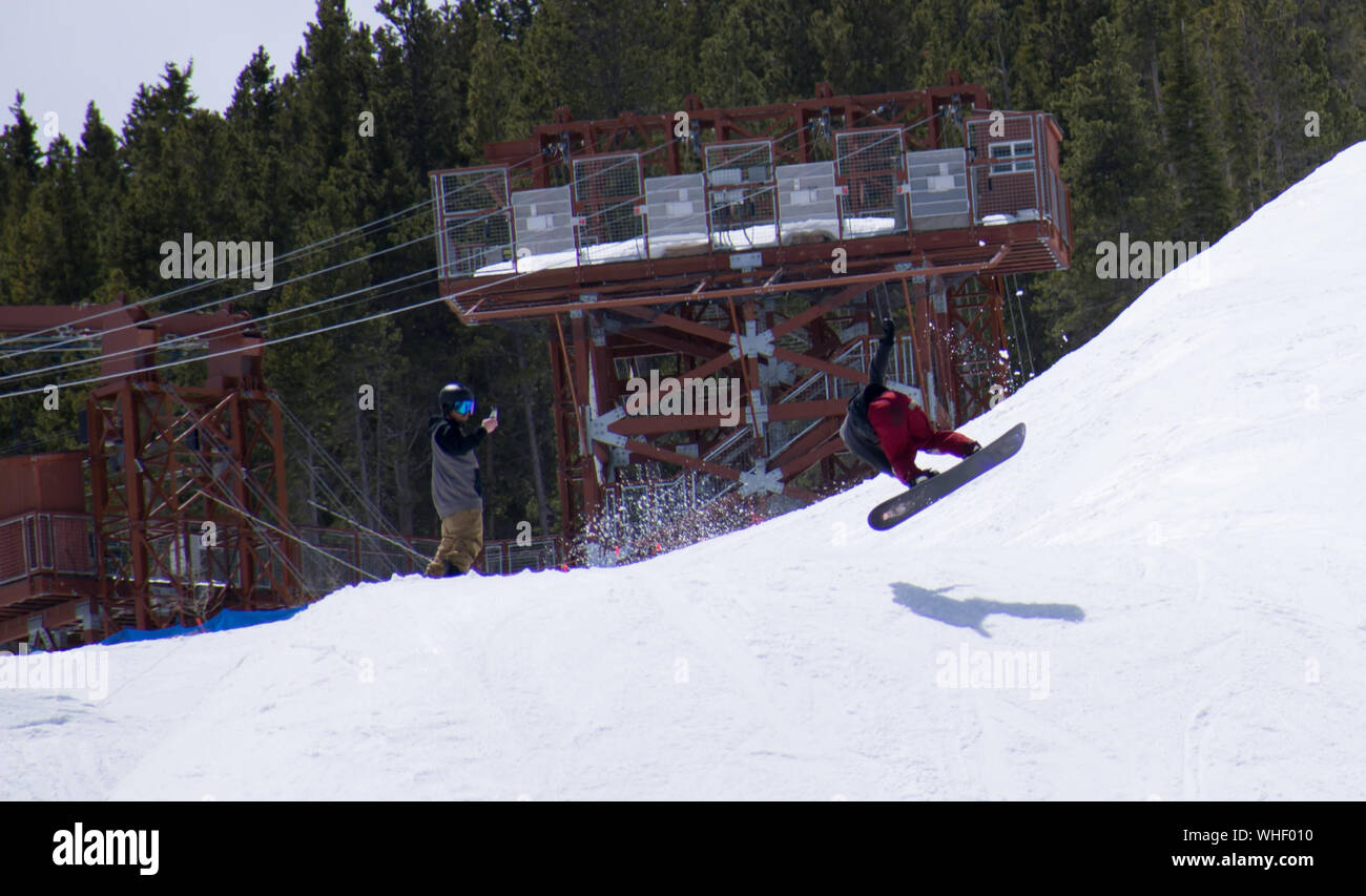 Sciatore fare trucchi al parco del terreno Vail Colorado Foto Stock
