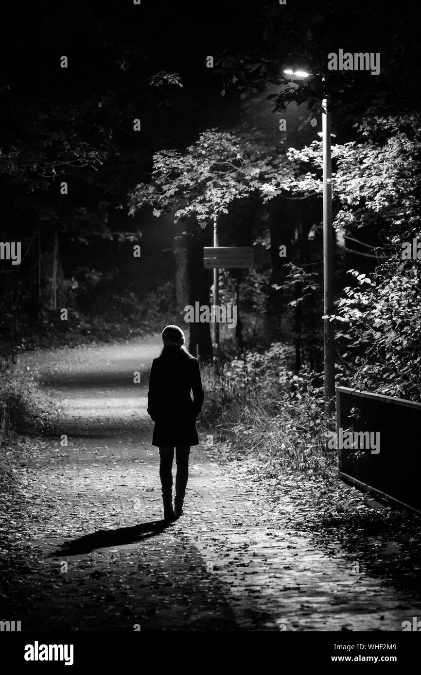 Camminare da solo di notte Foto e Immagini Stock in Bianco e Nero - Alamy