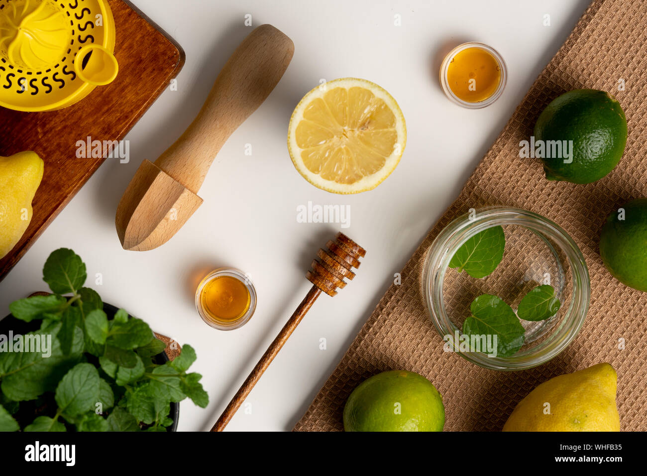 Limone e spremiagrumi sul pannello di legno Foto Stock