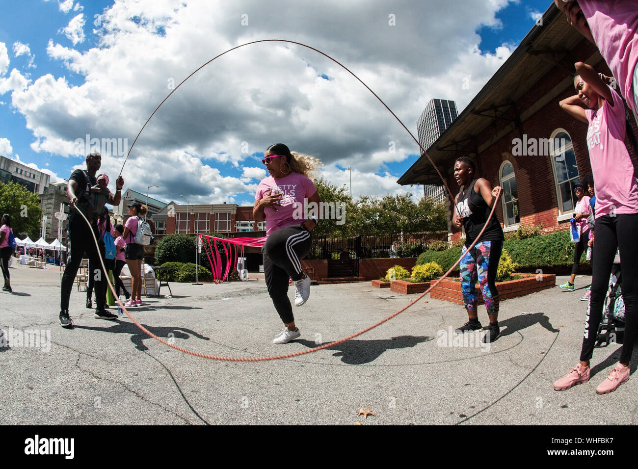 Una donna salta la corda doppia in stile olandese a belle ragazze sudore Fest evento fitness, il 15 settembre 2018 in Atlanta, GA. Foto Stock