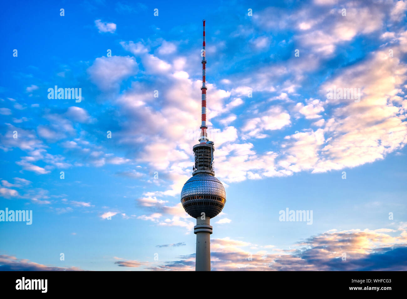 Una vista dalla torre della televisione (Fernsehturm) sopra la città di Berlino, Germania al tramonto. Foto Stock