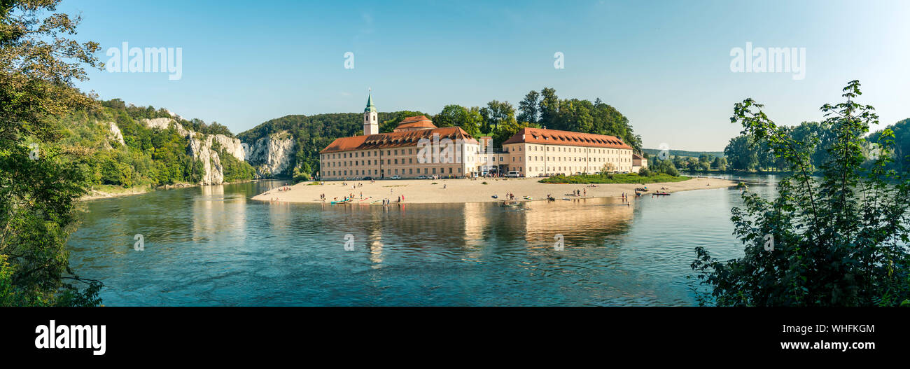 Vista panoramica su Weltenburg Abbey. Questo punto di riferimento è un monastero benedettino di Weltenburg a Kelheim sul Danubio in Baviera, Germania. Foto Stock