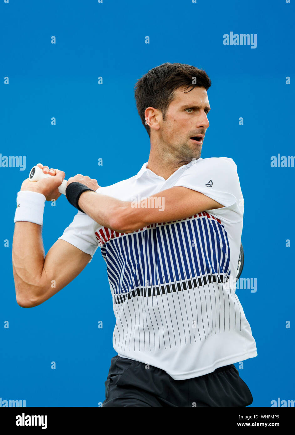 Aegon International 2017- Eastbourne - Inghilterra - ATP Uomini Singoli finale. Novak Djokovic di Serbia in azione contro Gael Monfils di Francia. Sabato, Foto Stock