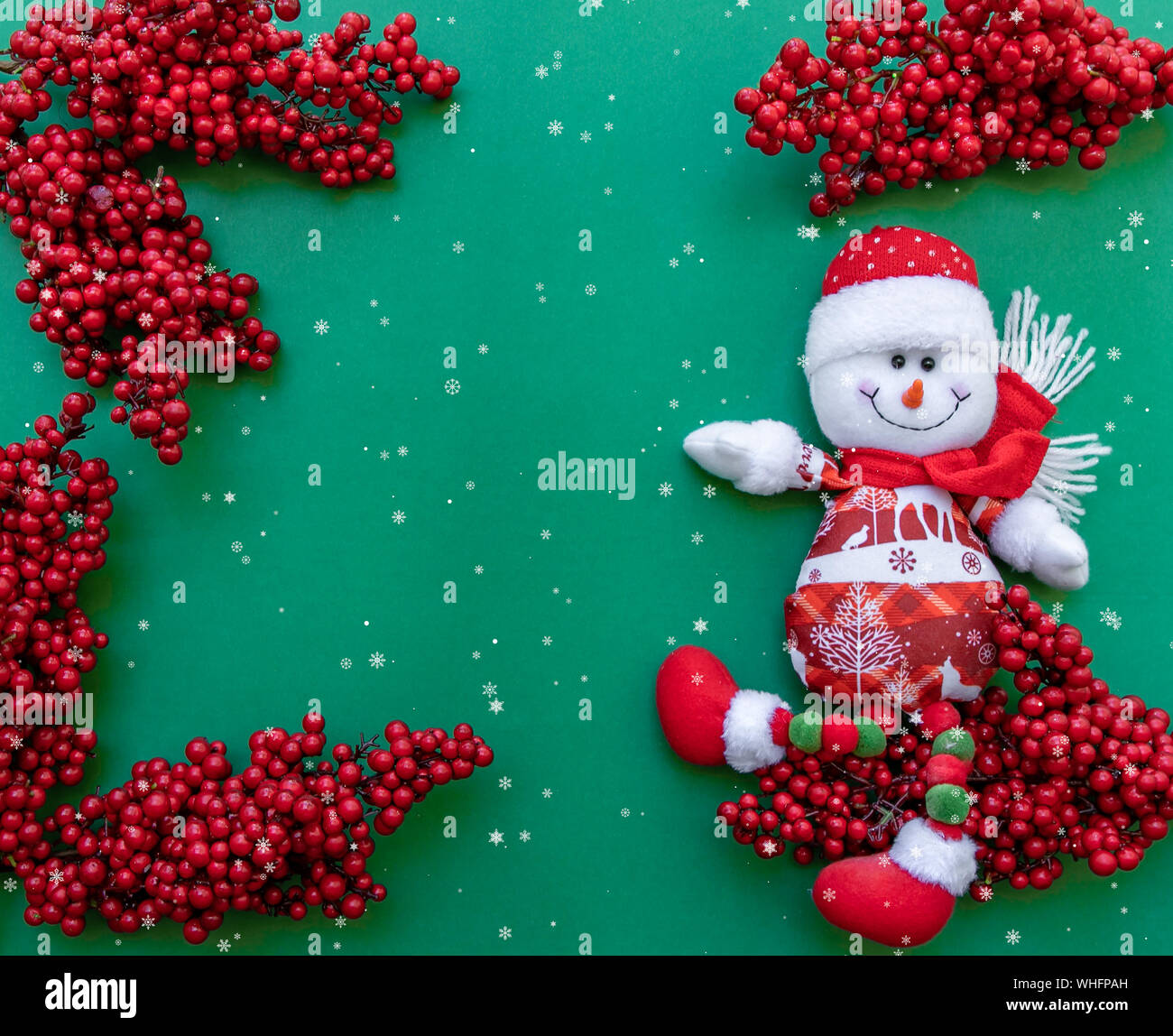 Pupazzo di neve figurina su red sorb rowan rami verde sullo sfondo di Natale Foto Stock