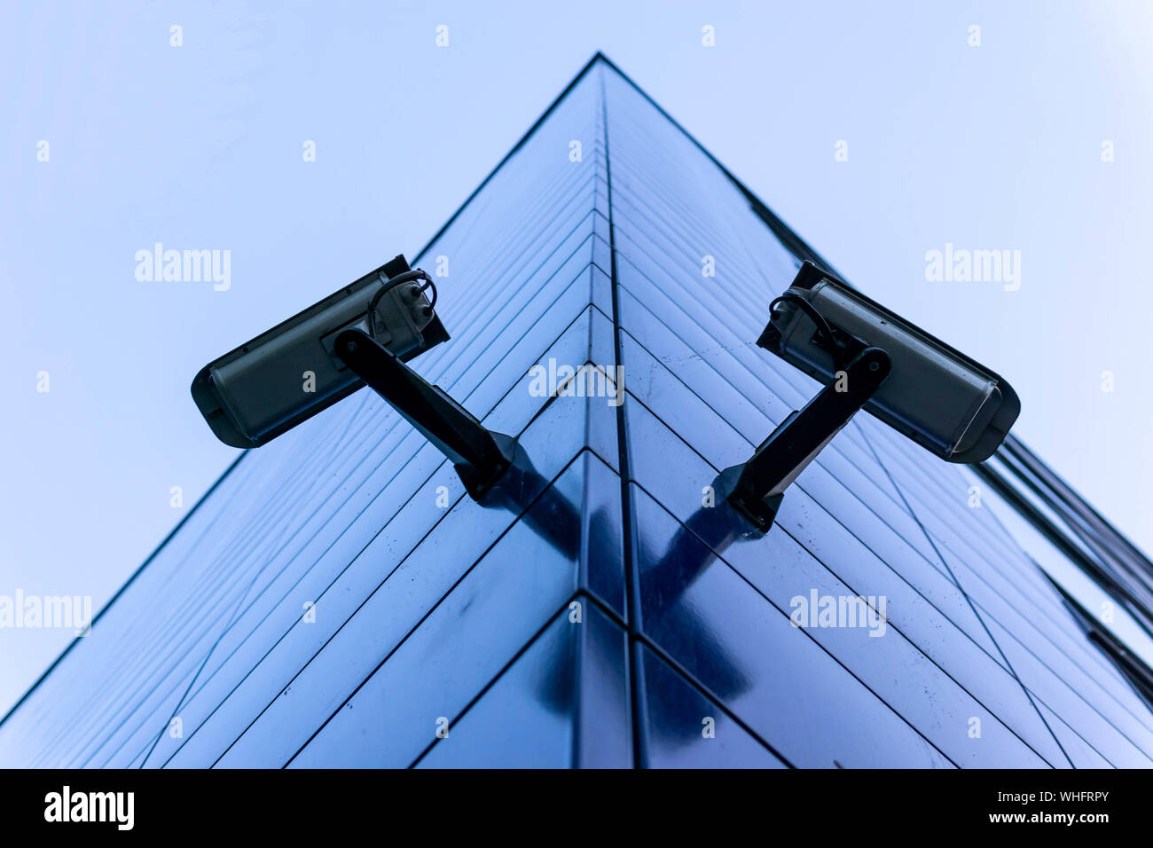 Due telecamere TVCC sul cono dell'edificio moderno Foto Stock
