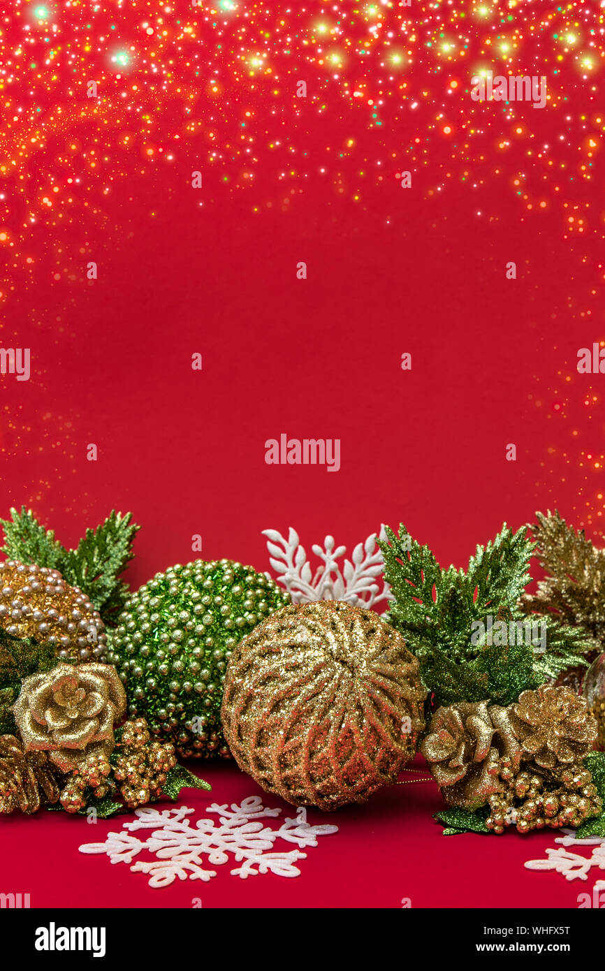 Golden, bianco e verde di Natale decorazione su sfondo rosso Foto Stock