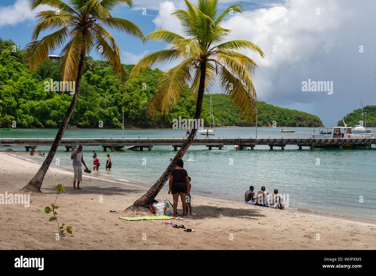 Anse Noire, Martinica, FR: 22 agosto 2019: per coloro che godono di una calda giornata ad Anse-à-l'âne Beach. Foto Stock