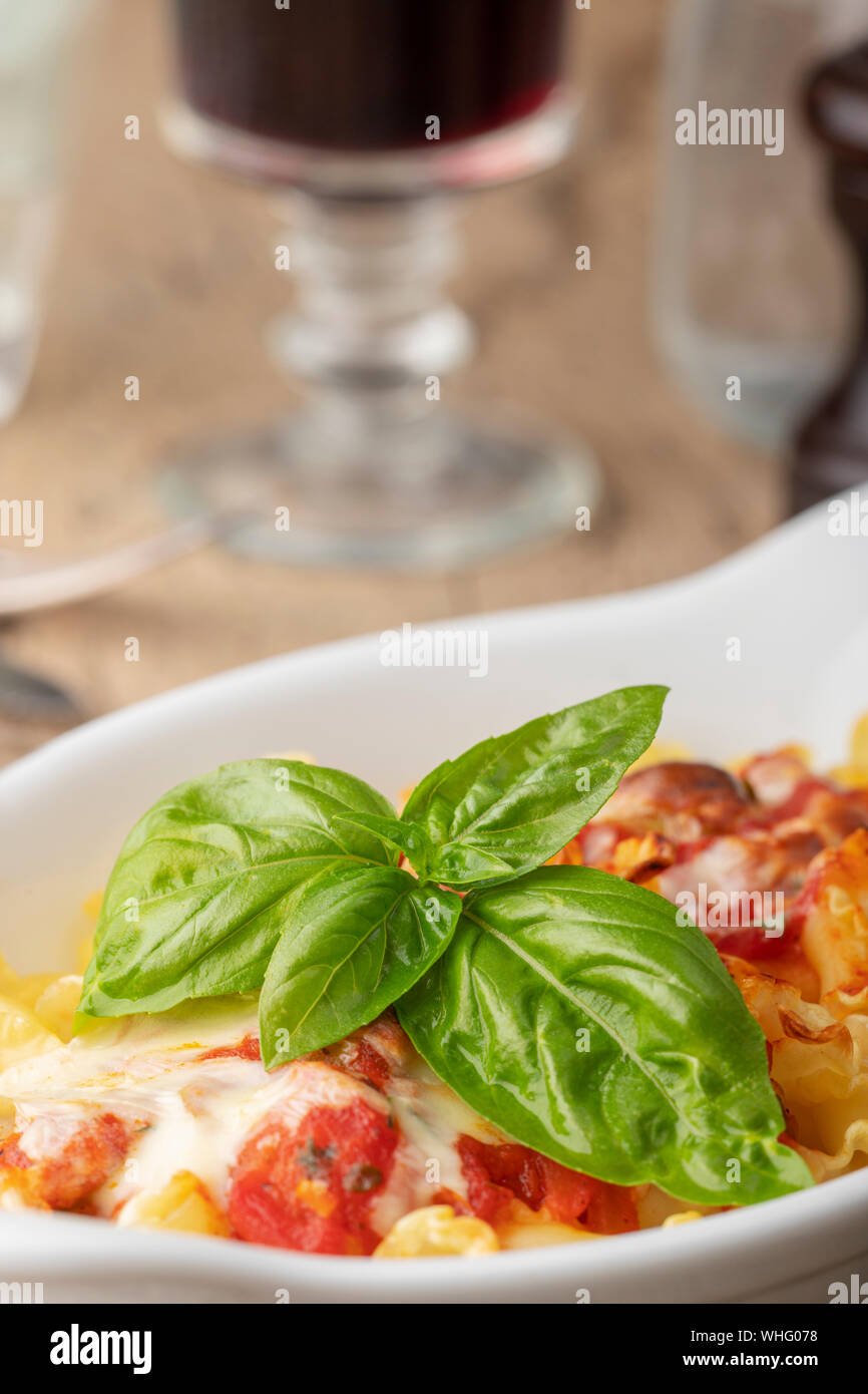 Gratin di pasta di legno con basilico Foto Stock