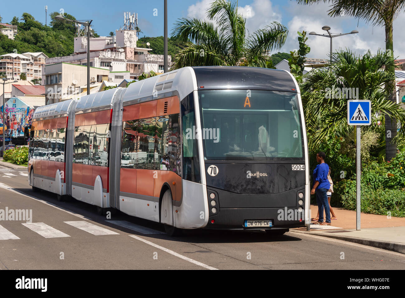 Fort-de-France, Martinica, FR - 23 agosto 2019: Bus Rapid Transit (TCSP) vehicule a Pointe Simon stazione. Foto Stock