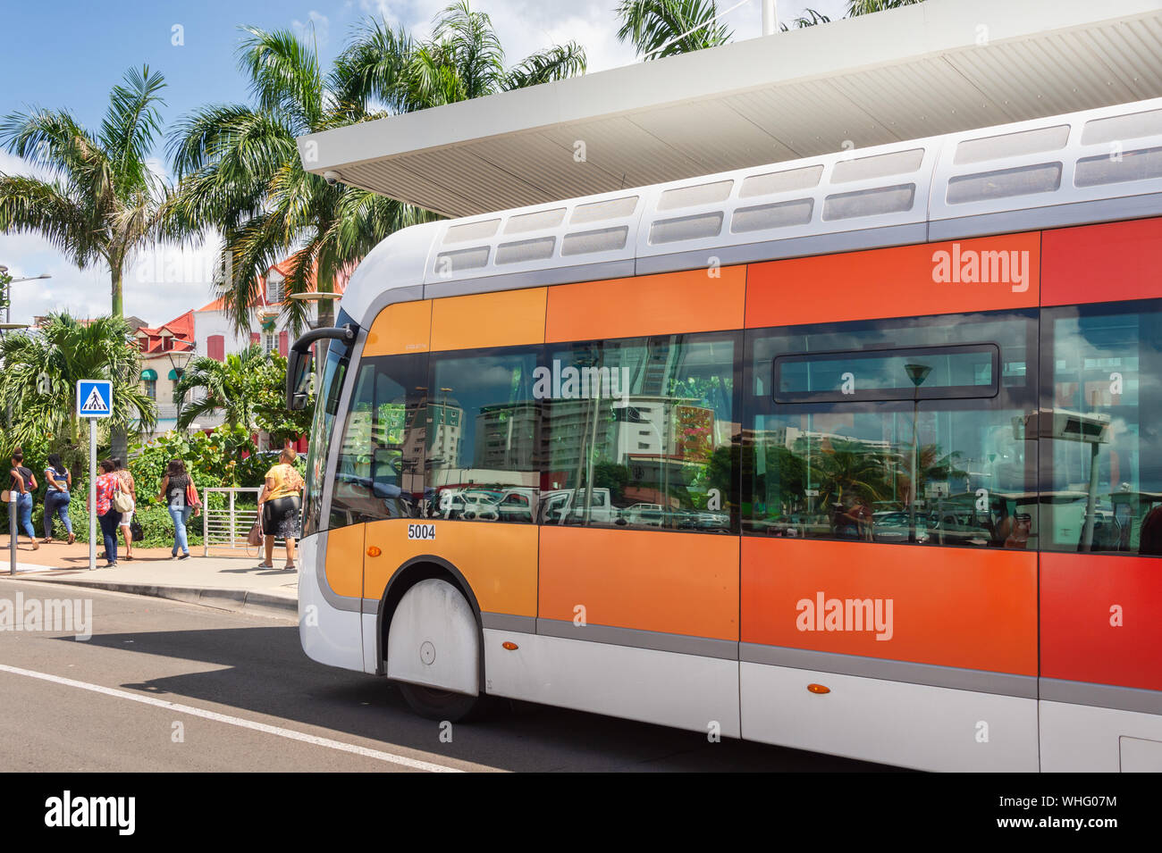 Fort-de-France, Martinica, FR - 23 agosto 2019: Bus Rapid Transit (TCSP) vehicule a Pointe Simon stazione. Foto Stock
