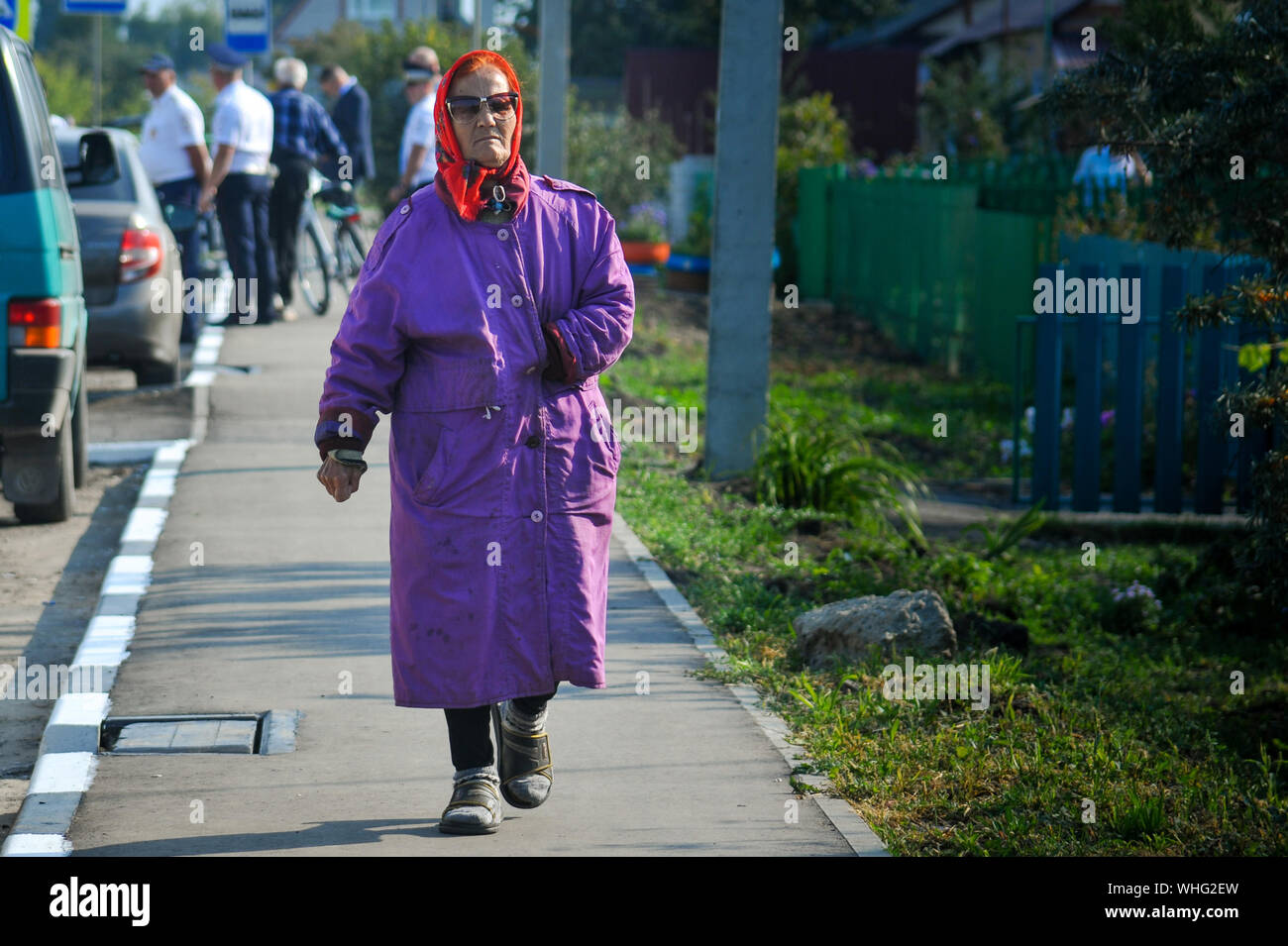 Rasskazovo, Regione di Tambov, Russia. 2 Sep, 2019. Una donna anziana (Russo titolare di pensione o di rendita) cammina per la strada di credito Rasskazovo: Demian Stringer/ZUMA filo/Alamy Live News Foto Stock