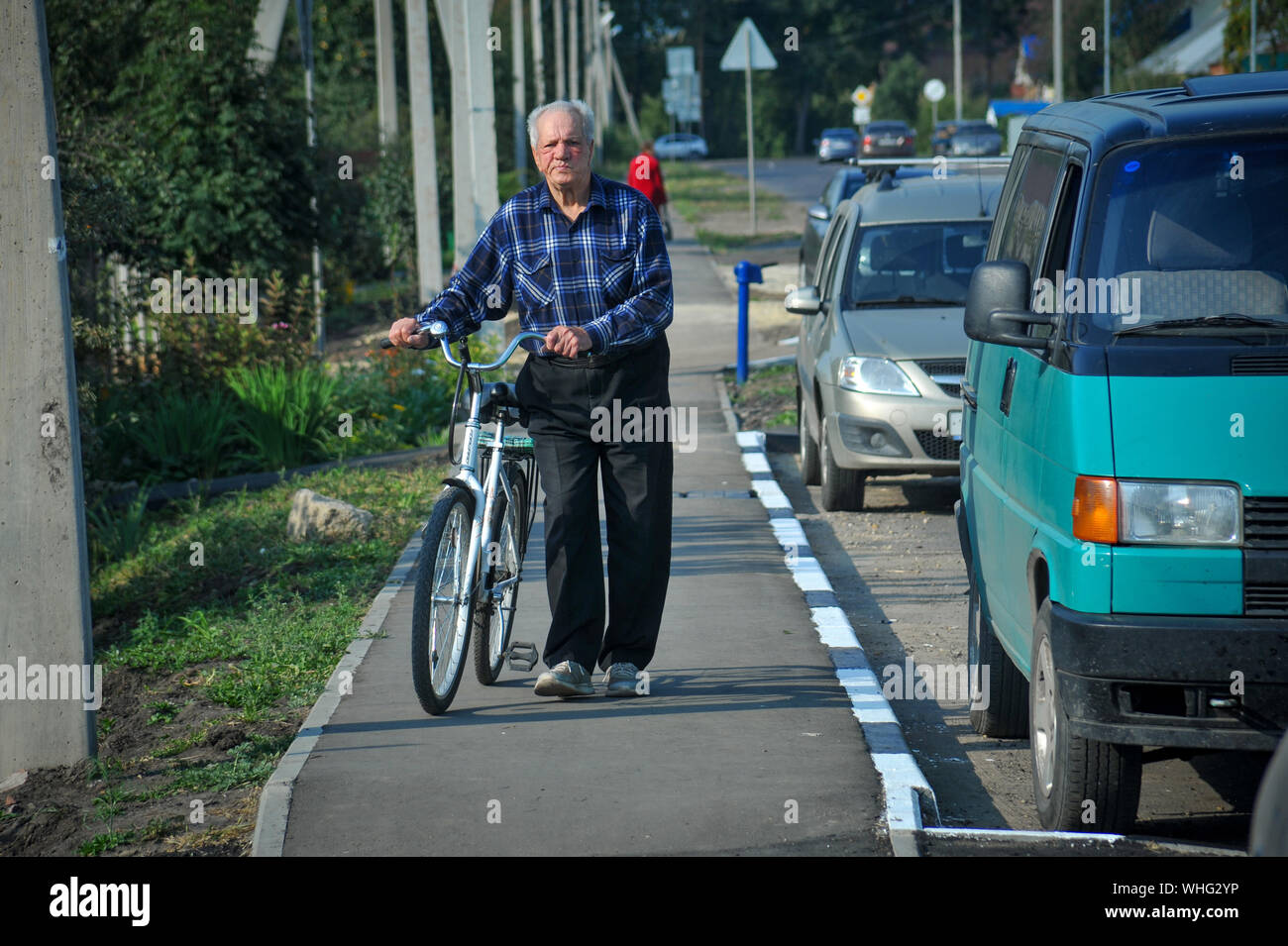 Il 2 settembre 2019, Rasskazovo, Regione di Tambov, Russia: un uomo anziano con una bicicletta (Russo titolare di pensione o di rendita) camminando per la strada in Rasskazovo (credito Immagine: © Demian Stringer/ZUMA filo) Foto Stock