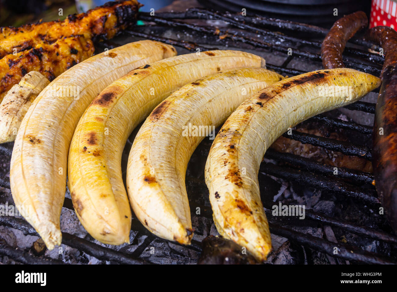 Frittura di banane alla griglia. Piatti, cibo dal Perù. Quattro banane sul grill. Banane alla griglia Foto Stock
