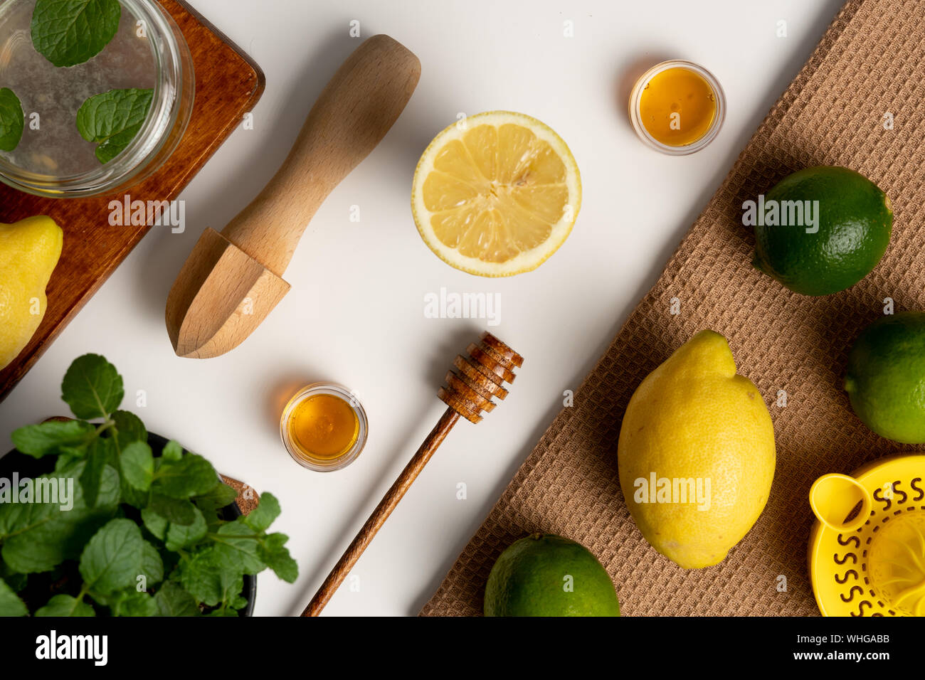 Spremiagrumi con limone, tigli e menta Foto Stock