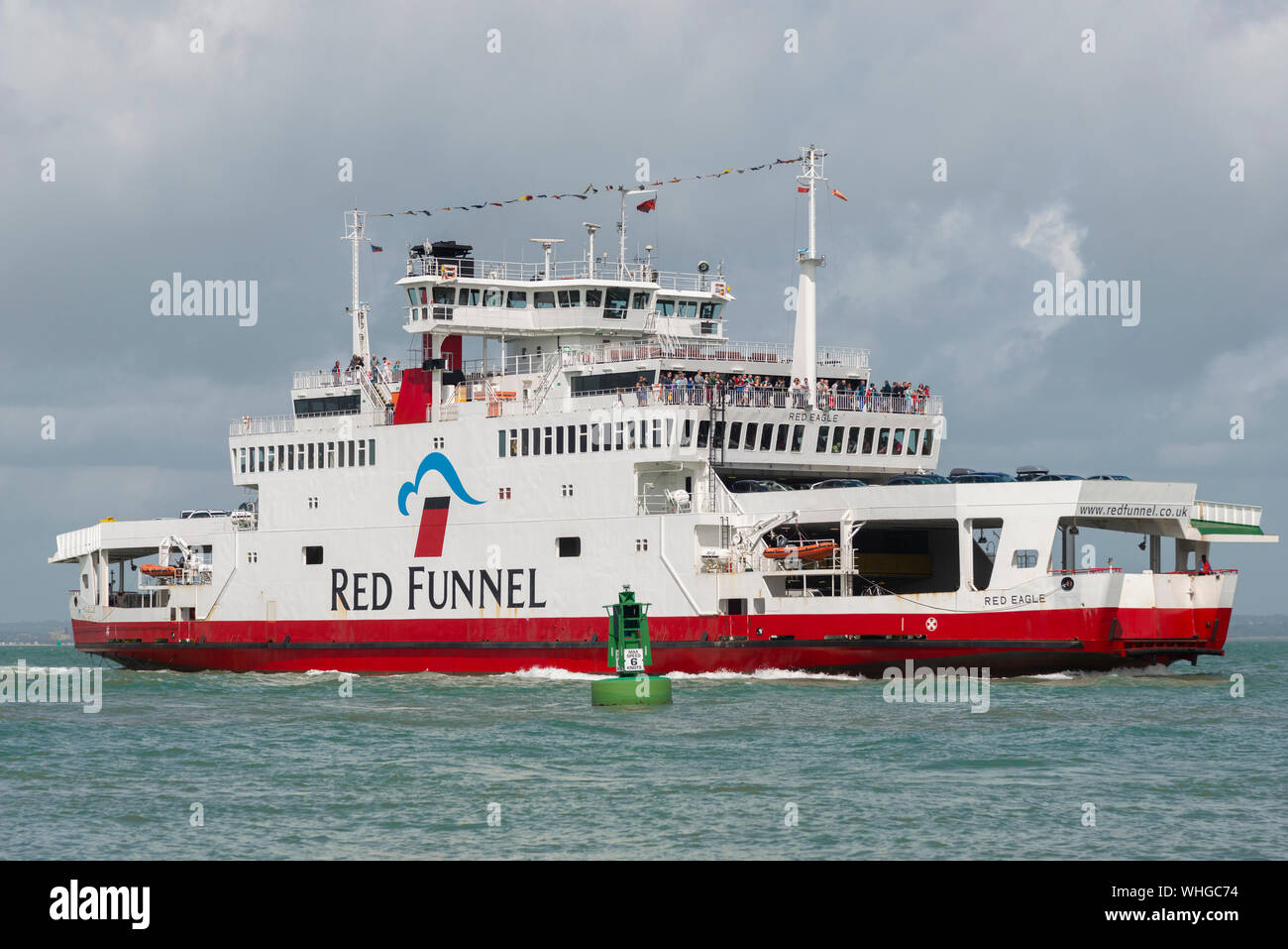 Imbuto Rosso di trasporto passeggeri e di traghetto in procinto di entrare nel canale di Cowes nel Solent sul percorso verso est a Cowes, Isle of Wight,l'Inghilterra, Regno Unito Foto Stock