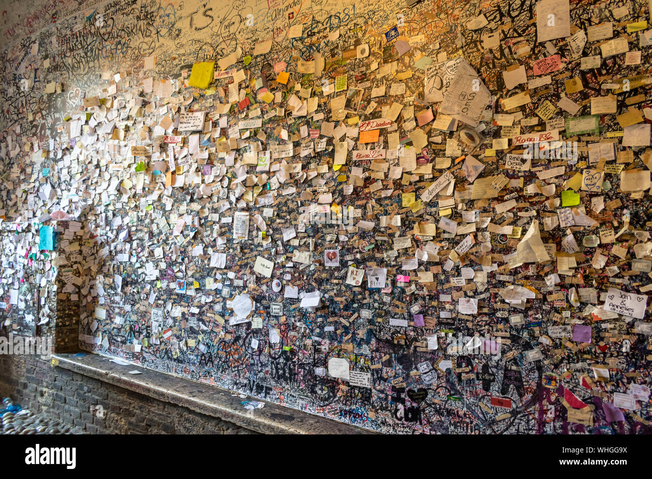 Verona, Italia - 27 Luglio 2019: note sentimentale lasciato sulle pareti del cortile sotto il balcone di Giulietta nella città di Verona Foto Stock