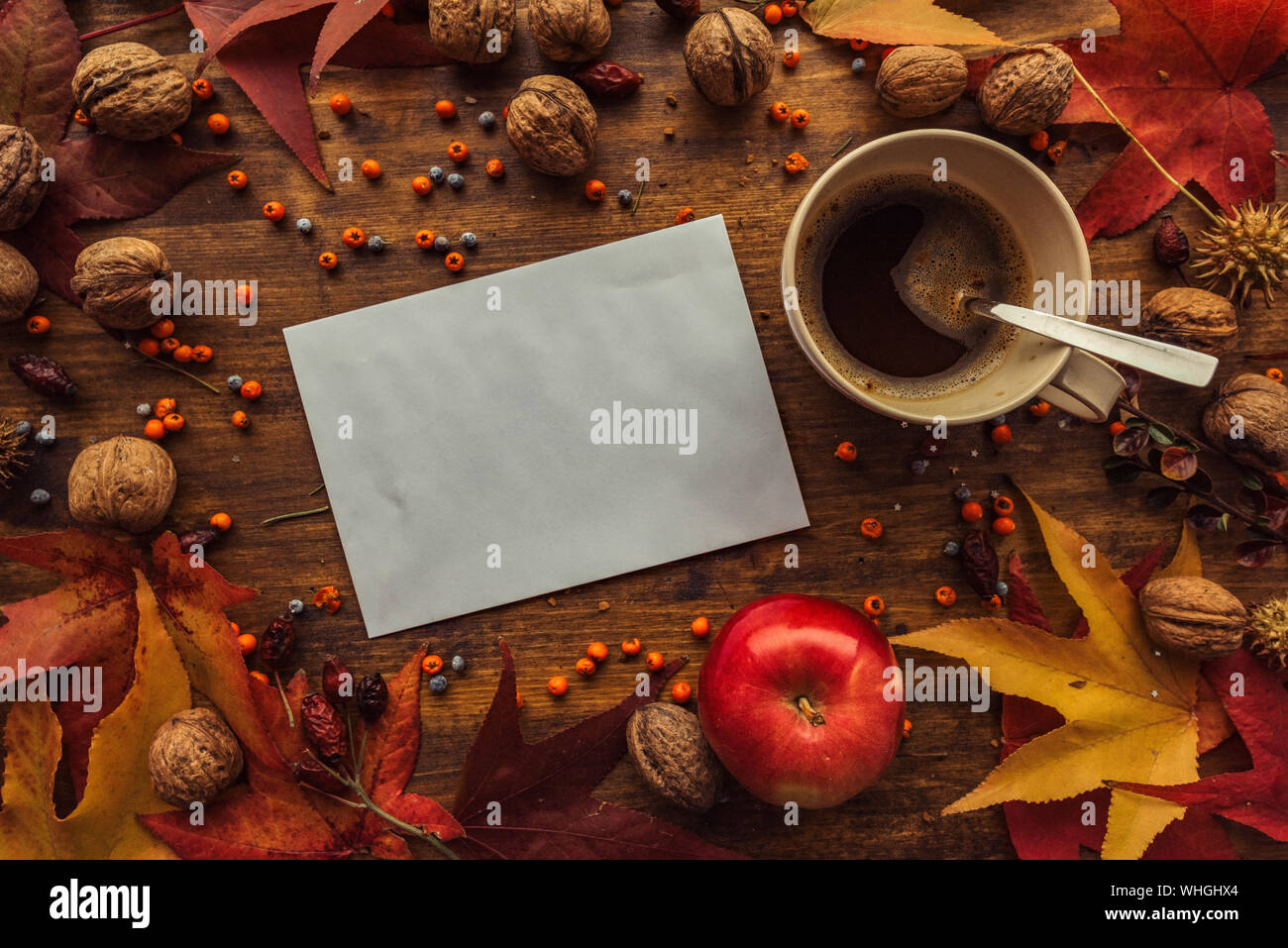 Autunno busta posta flat lay mock up sul tavolo in legno decorato a secco con foglie di acero e frutta di stagione Foto Stock
