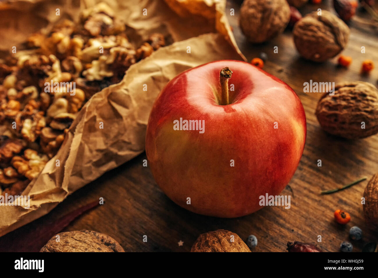 Autunno frutta mele e noci, rustico retrò immagine dai toni Foto Stock