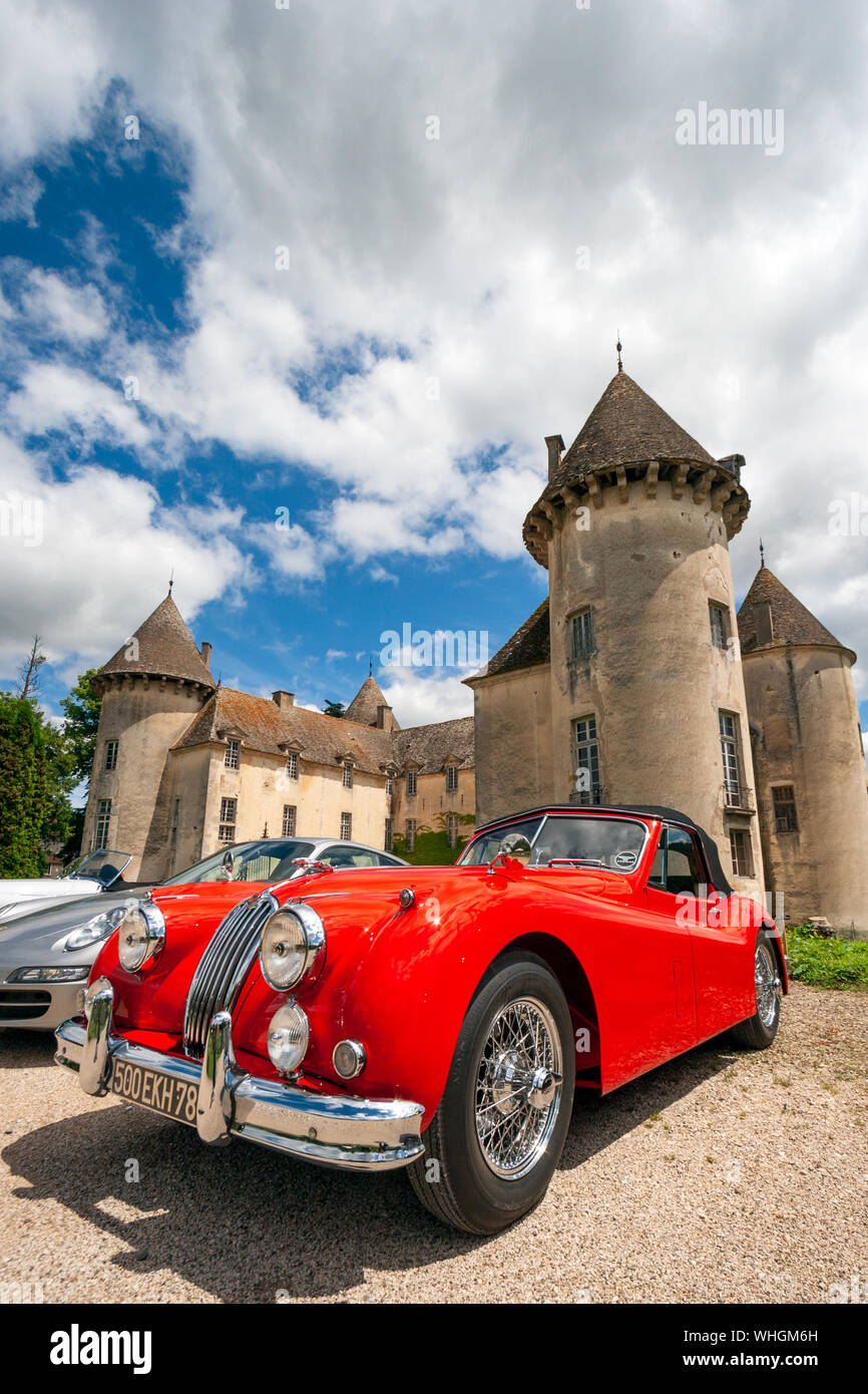 Beaune Francia - Giu 12, 2010: Rosso classic Jaguar XK 140 auto sportiva di fronte al castello di Savigny. Foto Stock