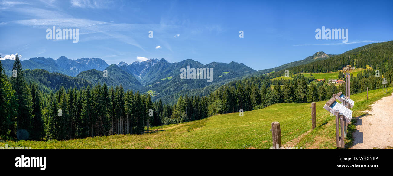 Soleggiato paesaggio estivo con Solcava strada panoramica, Logarska dolina,Slovenia.una meta turistica molto e meta di viaggio in Slovenia, Europa Foto Stock