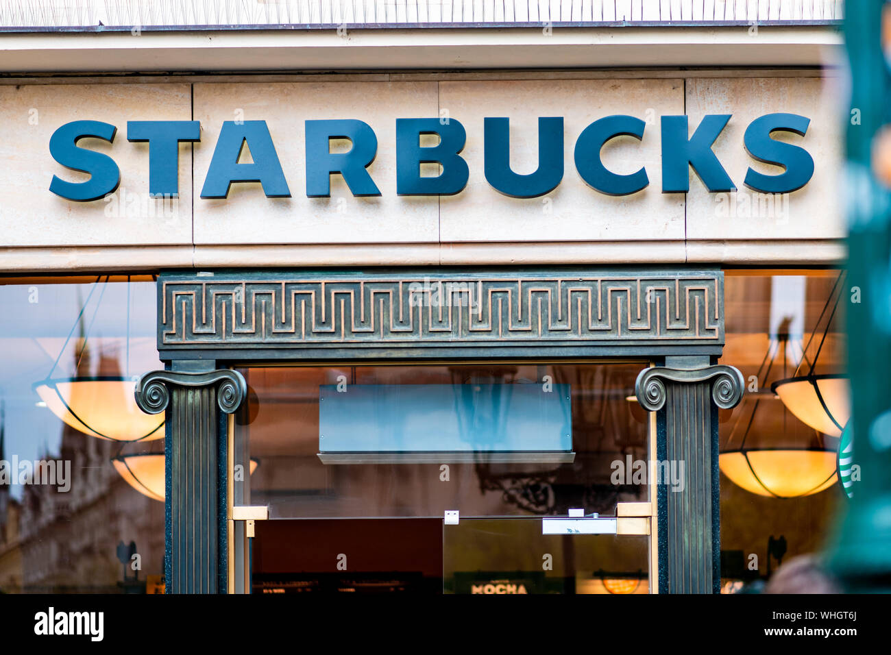 Praga, Repubblica Ceca - 12 Aprile 2019: un segno di Starbucks in blu sulla parte anteriore di uno dei loro famosi negozi di caffè Foto Stock