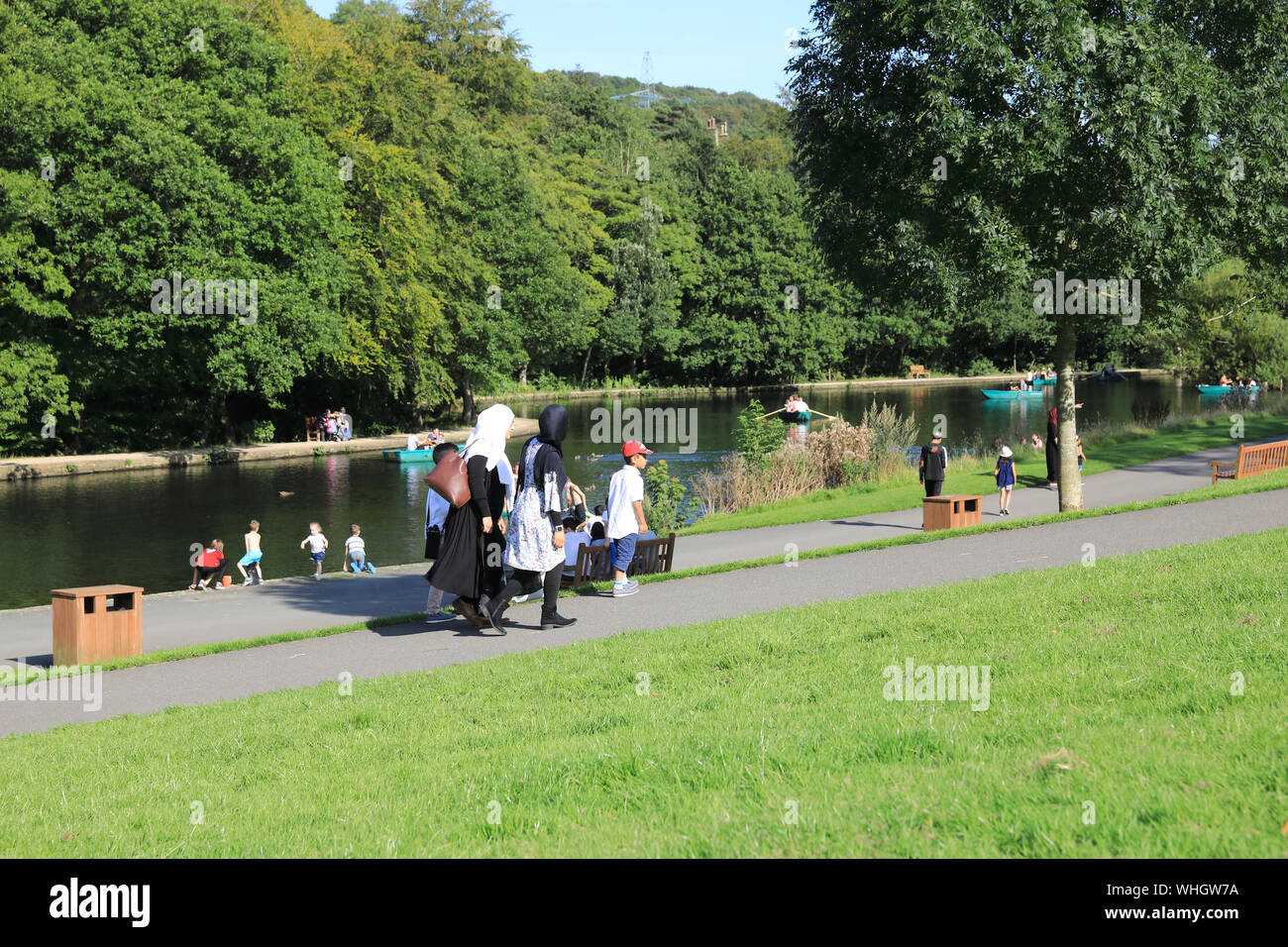 Le diverse comunità di Halifax godendo Shibden Park, su una soleggiata giornata estiva, nel West Yorskire, REGNO UNITO Foto Stock