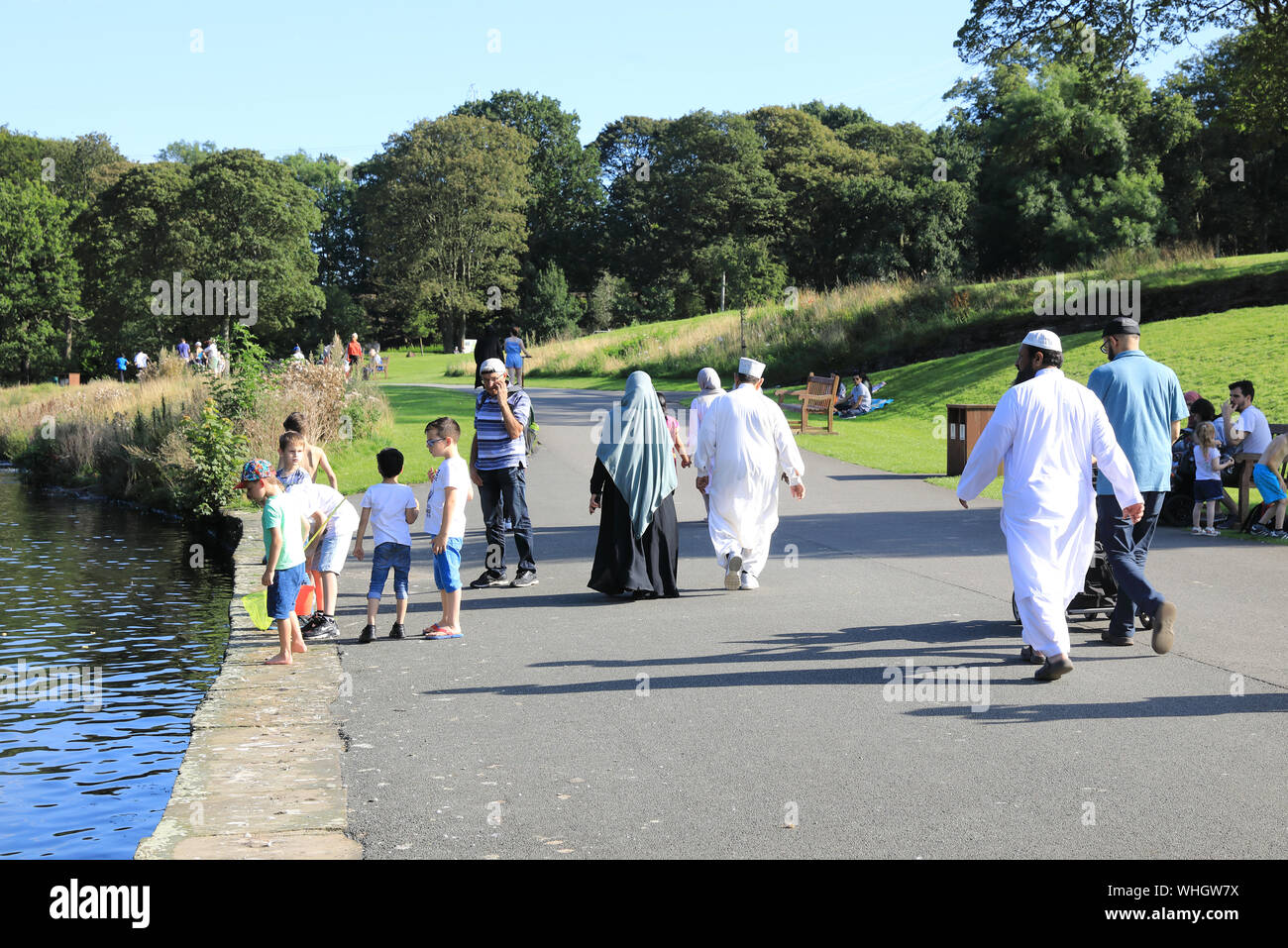 Le diverse comunità di Halifax godendo Shibden Park, su una soleggiata giornata estiva, nel West Yorskire, REGNO UNITO Foto Stock