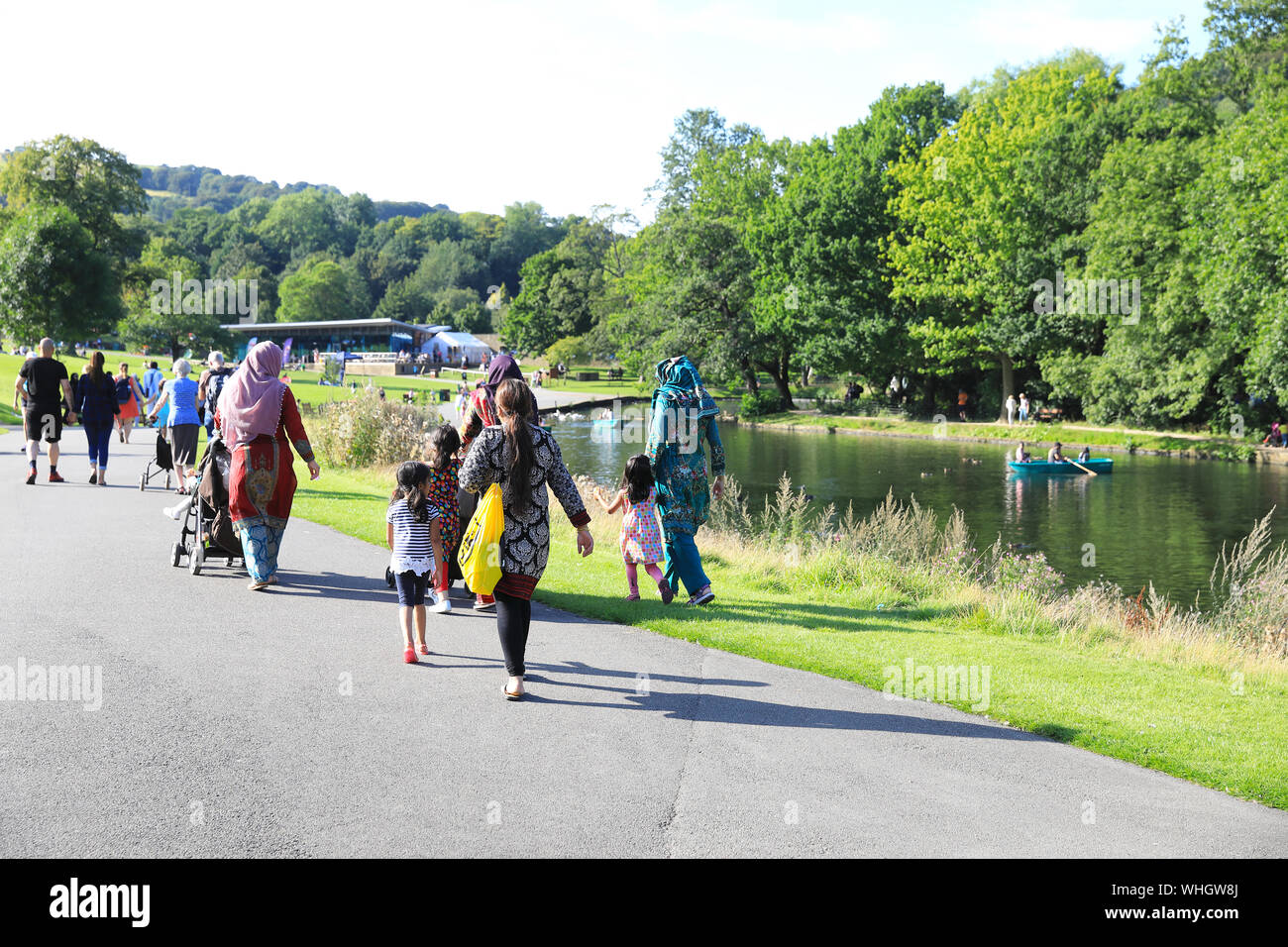 Le diverse comunità di Halifax godendo Shibden Park, su una soleggiata giornata estiva, nel West Yorskire, REGNO UNITO Foto Stock
