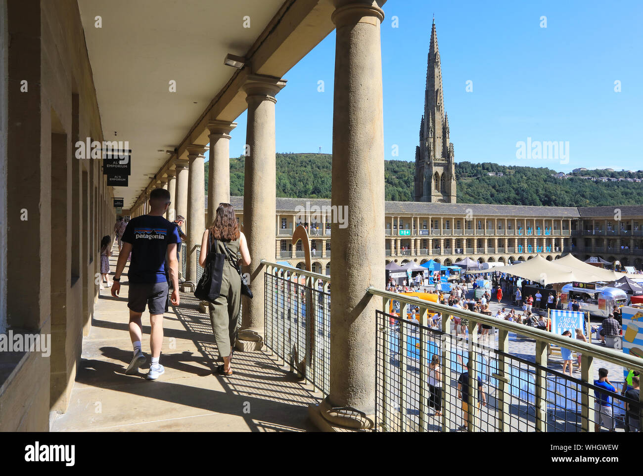 Estate Food Festival nel pezzo Hall, un grande del xviii secolo sala panno, nel centro di Halifax, oggi sede di negozi, bar e ristoranti del West Yorkshire, Foto Stock