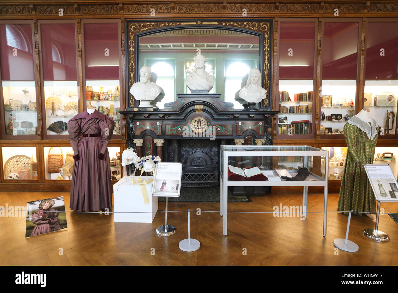 Costumi da Gentleman Jack serie TV, in Bankfield Museum, l'ex casa di Edward Akroyd, in Halifax, Calderdale, West Yorkshire, Regno Unito Foto Stock