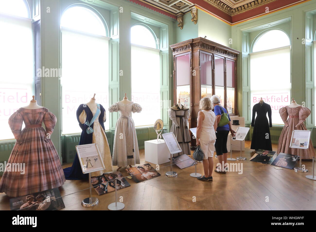 Costumi da Gentleman Jack serie TV, in Bankfield Museum, l'ex casa di Edward Akroyd, in Halifax, Calderdale, West Yorkshire, Regno Unito Foto Stock