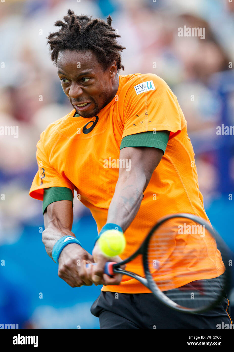 Gael Monflis di Francia giocando a due mani scritto contro Richard Gasquet della Francia a Aegon International 2017- Eastbourne - Inghilterra - ATP uomini Sem Foto Stock