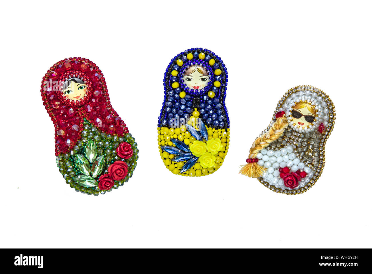 Multi-colore di spille matrioska isolati su sfondo bianco, simbolo della Russia Foto Stock