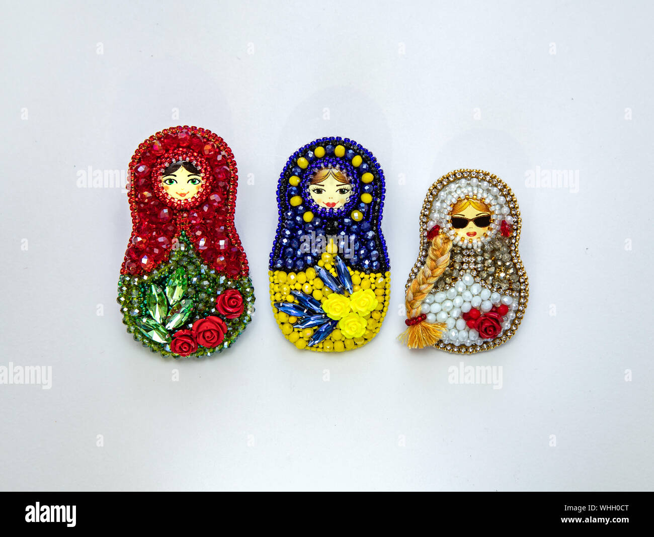 Multi-colore designer fatti a mano spille matrioska isolati su sfondo bianco, simbolo della Russia Foto Stock