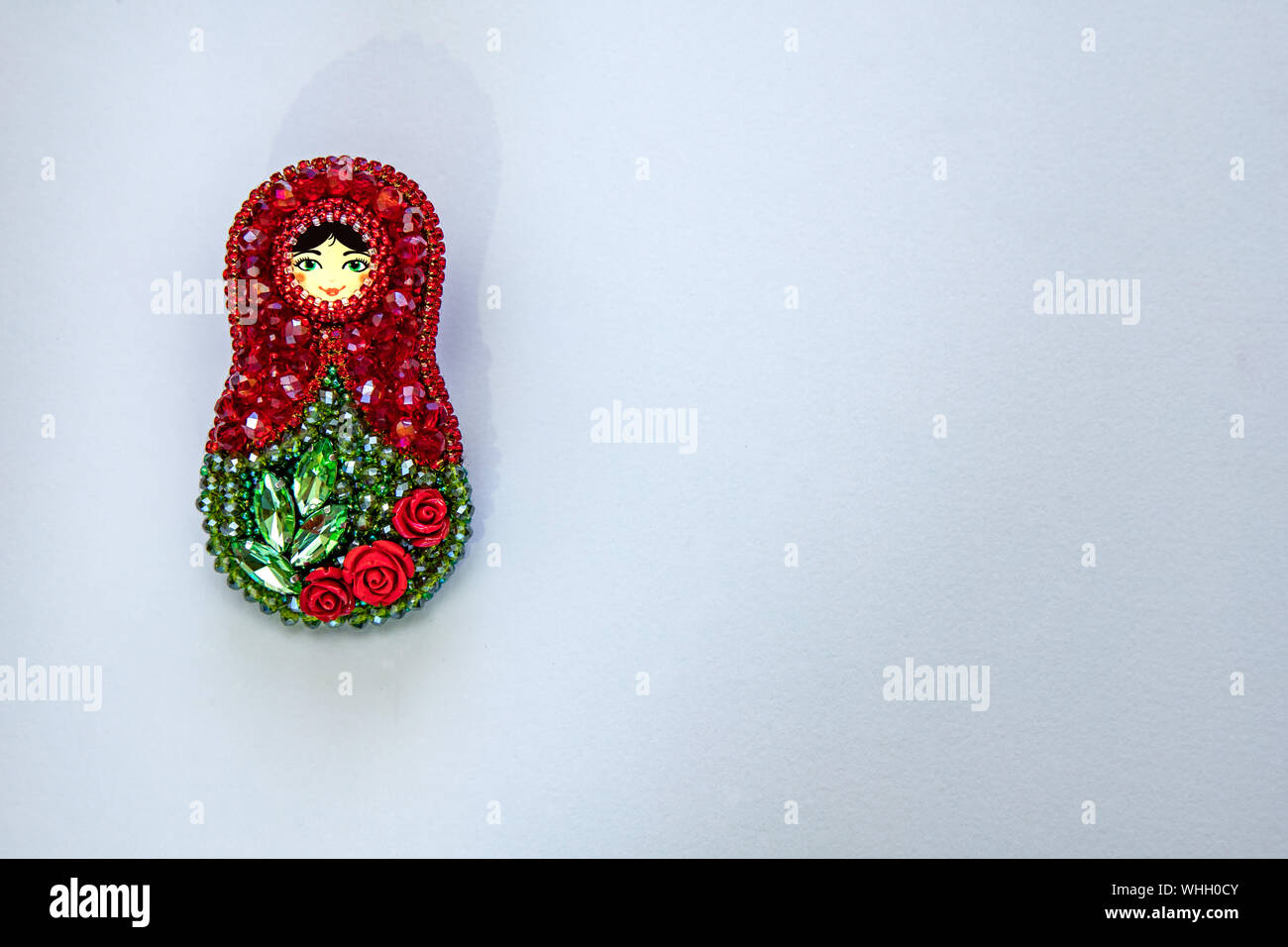 Colorata a mano designer spilla matrioska, moderno accessorio di moda Foto Stock