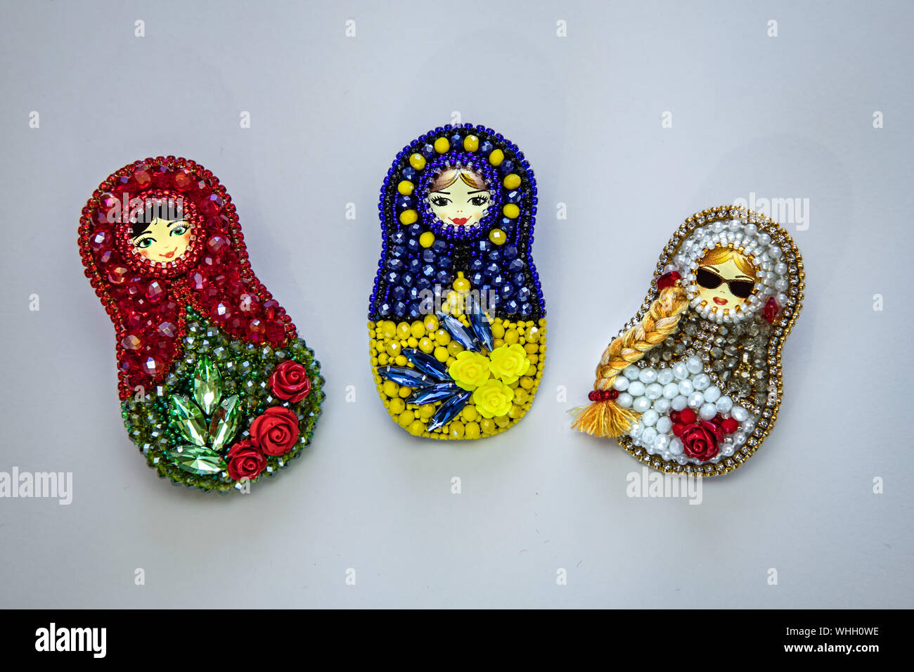 Designer fatti a mano spille matrioska isolati su sfondo bianco, simbolo della Russia, folklore accessorio di moda Foto Stock