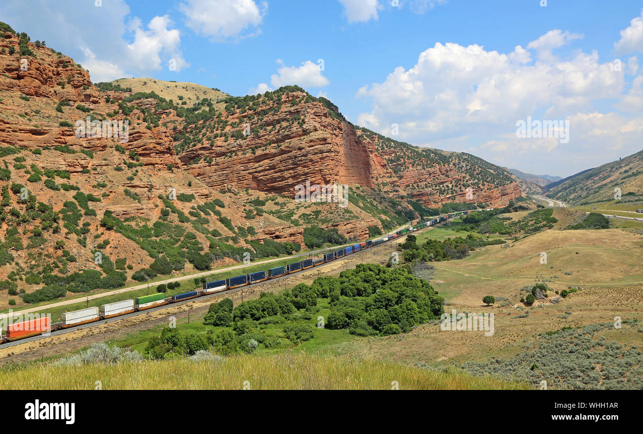 Treno merci in Echo Canyon dello Utah Foto Stock