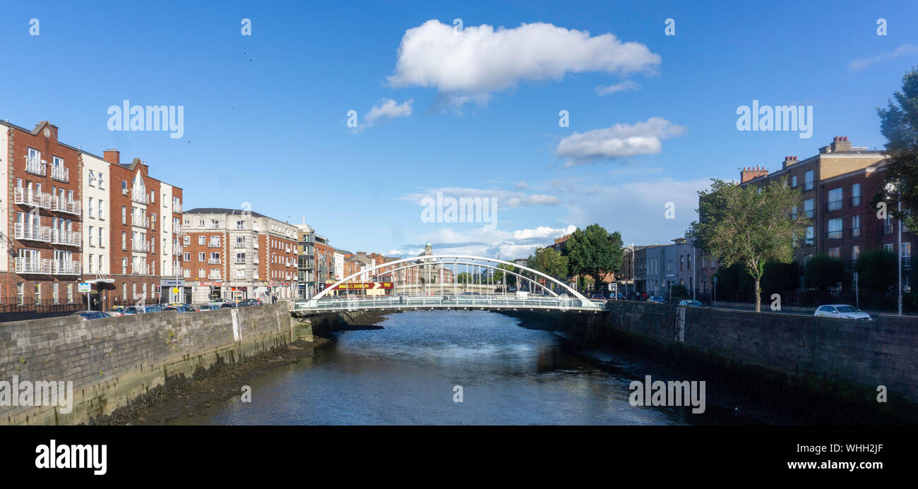 James Joyce Bridge sul fiume Liffey, unendo il sud quays Blackhall al posto sul lato nord.Aperto nel 2003,designer Santiago Calatrava. Foto Stock