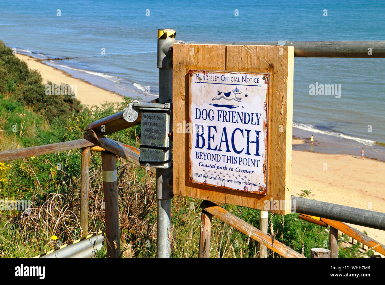 Un cane friendly spiaggia avviso sulla West Cliff Beach di accedere a Mundesley, Norfolk, Inghilterra, Regno Unito, Europa. Foto Stock