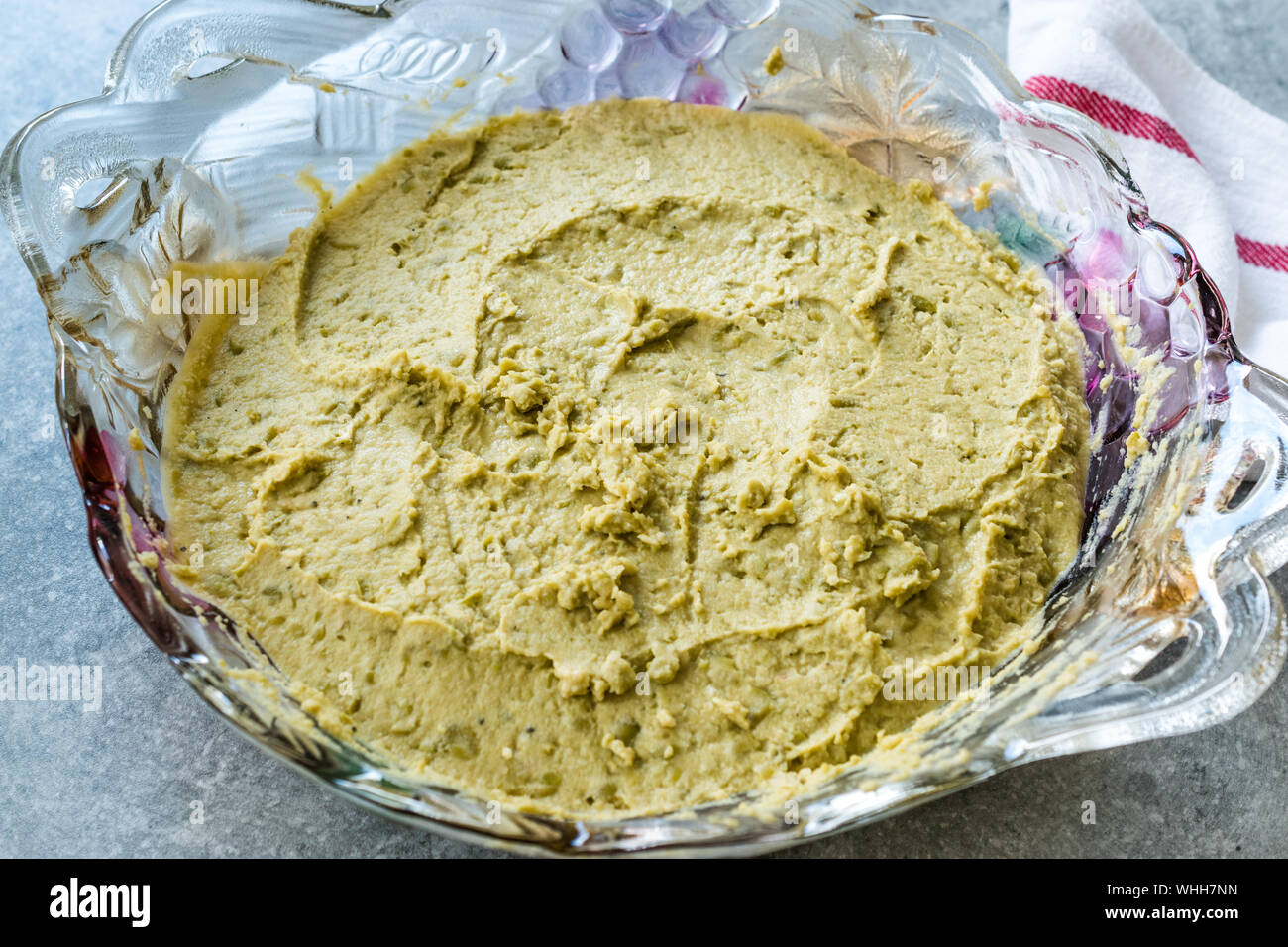 Pisello verde hummus nel grande lastra di vetro. Alimenti biologici. Foto Stock
