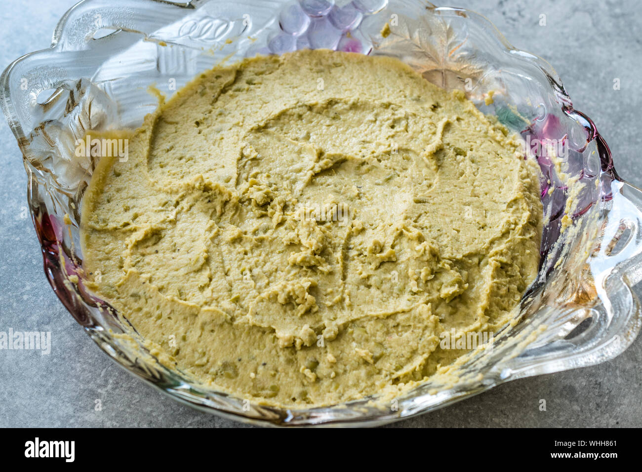 Pisello verde hummus nel grande lastra di vetro. Alimenti biologici. Foto Stock