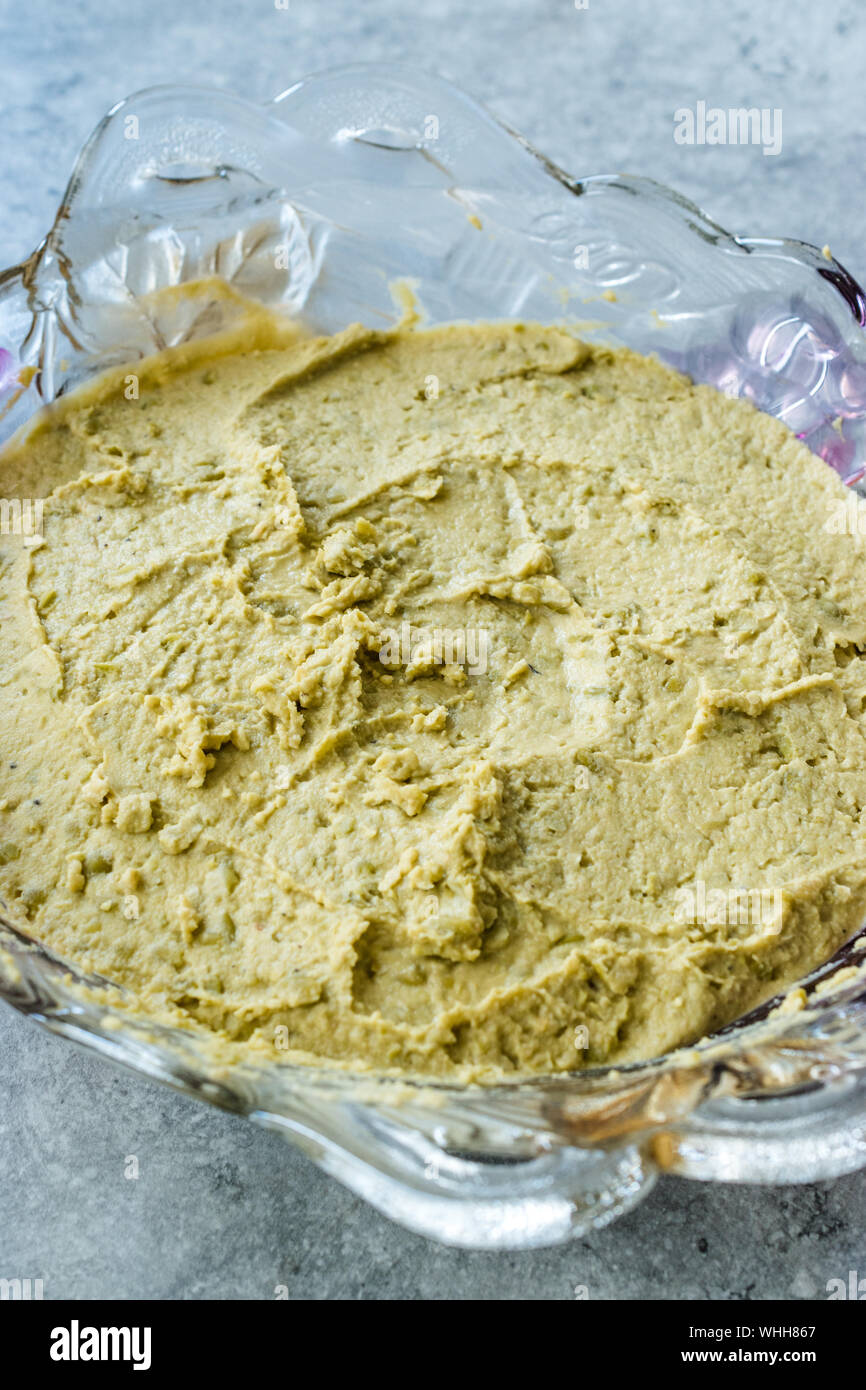 Pisello verde hummus nel grande lastra di vetro. Alimenti biologici. Foto Stock
