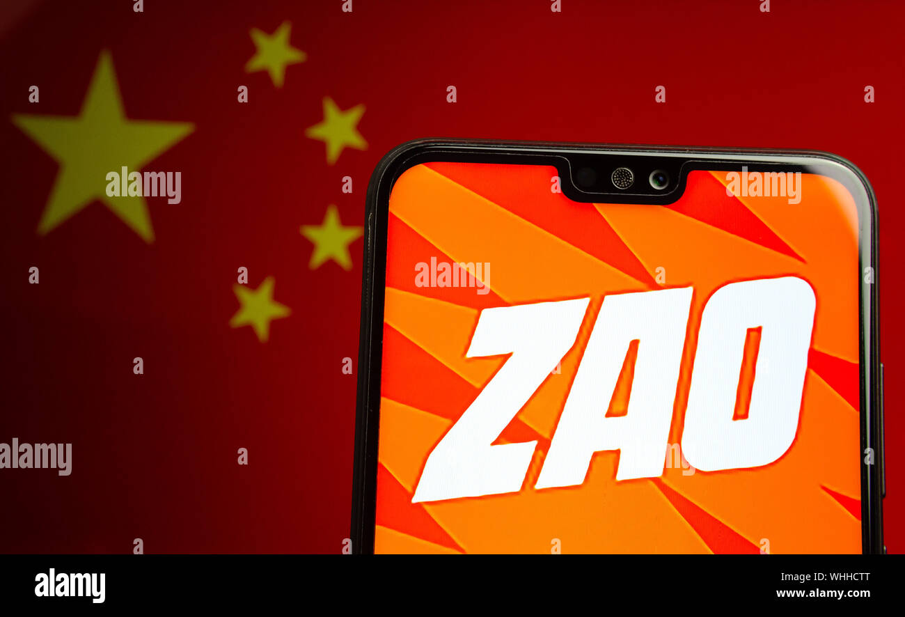 ZAO app logo sullo schermo dello smartphone e la bandiera sfocata della Cina sullo schermo dietro. Zao è attualmente un numero una divertente app in Cina. Foto Stock