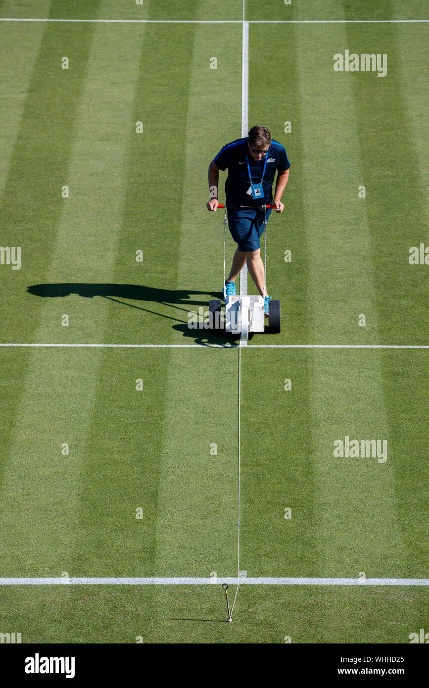 Massa-marcatura personale di campo da tennis linee presso Aegon International 2017- Eastbourne - Inghilterra. Lunedì, 26 giugno. Photo credit: Nick Walker/Sport Foto Foto Stock