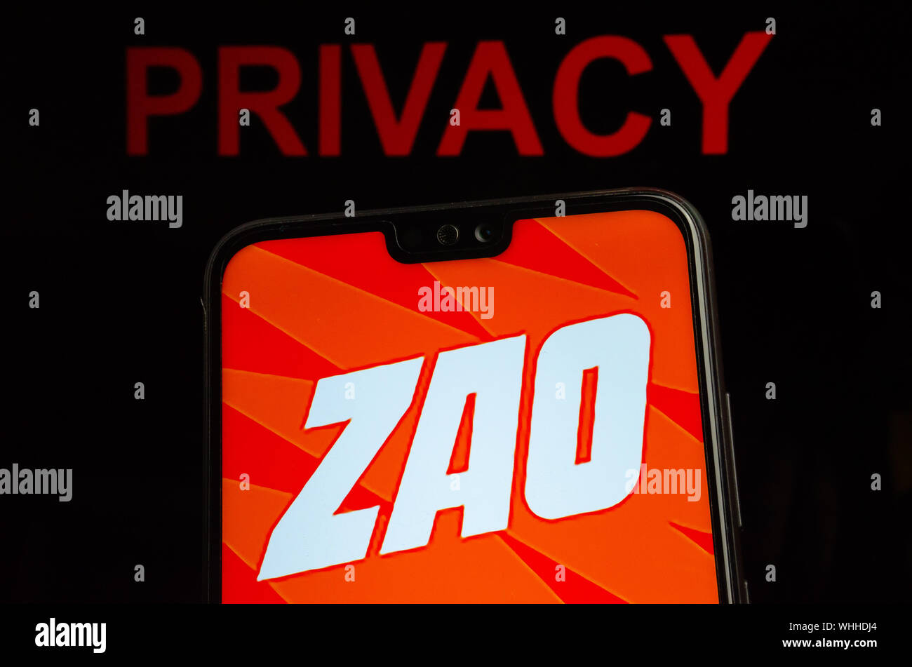 ZAO app logo sullo smartphone e rosso parole sfocata PRIVACY sullo sfondo. Zao è attualmente un numero una profonda fake divertente app in Cina Foto Stock